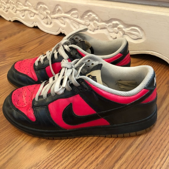 hot pink and black nikes womens